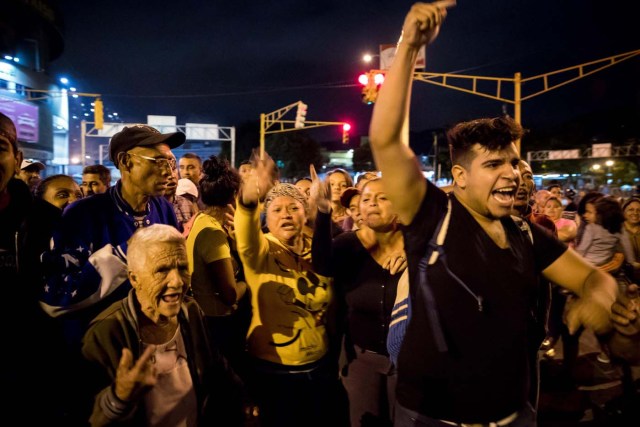 ACOMPAÑA CRÓNICA: VENEZUELA CRISIS - CAR01. CARACAS (VENEZUELA), 27/12/2018.- Un grupo de personas protesta en horas de la noche hoy, miércoles 27 de diciembre de 2017, en Caracas (Venezuela). Venezuela vive una Navidad con focos de protestas pues en la última semana se han registrado, casi a diario, manifestaciones por falta de "todo" lo que incluye gas doméstico, alimentos y agua, algo que, sumado a la grave crisis económica, ha convertido estas fiestas en "las peores" de los últimos tiempos. EFE/MIGUEL GUTIÉRREZ