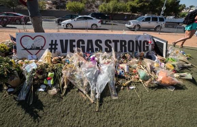 Masacre en Las Vegas El 1 de octubre de 2017, Stephen Paddock abrió fuego contra una multitud reunida en un festival de música country, en Las Vegas, lo que ocasionó que 58 personas murieran y que 527 resultaran heridas. Este fue el tiroteo masivo más mortífero en la historia moderna de los Estados Unidos. La Ciudad del Pecado se convirtió en un escenario del horror, el entretenimiento dio lugar al dolor y las luces de la ciudad se apagaron, y Las Vegas quedó así sumida en la oscuridad.