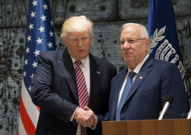 EF32 JERUSALÉN (ISRAEL), 22/05/2017.- El presidente estadounidense Donald Trump (i) y su homólogo israelí Reuvén Rivlin. EFE/Atef Safadi