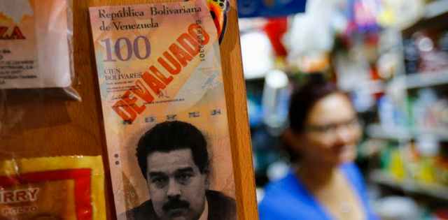 Una billete de 100 bolívares luce la cara de Maduro y la frase 'devaluado' / Jorge Silva / Reuters