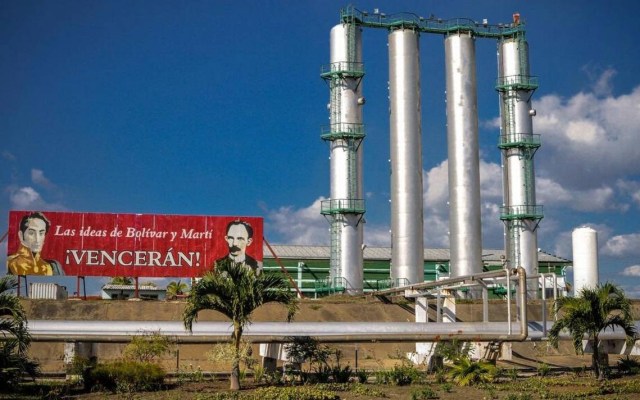 Pancarta con propaganda colocada en las afueras de la refinería Cienfuegos en Cuba / archivo