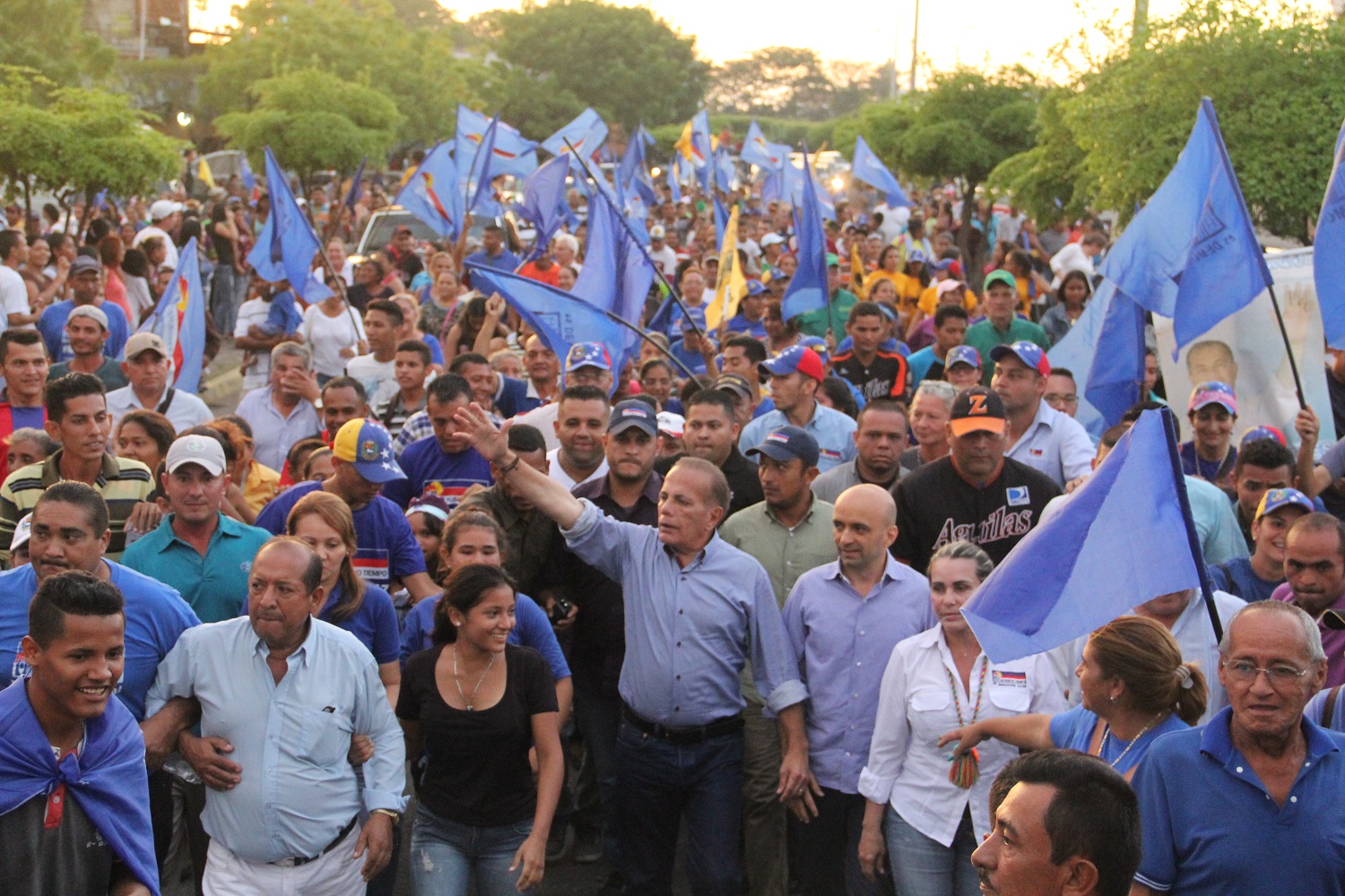 Manuel Rosales y Freddy Paz recorren las calles de Colón