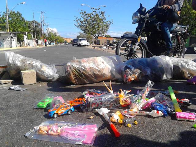 Habitantes de Cumaná protestan por promesas incumplidas del Gobierno / Foto: @radiofeyalegria