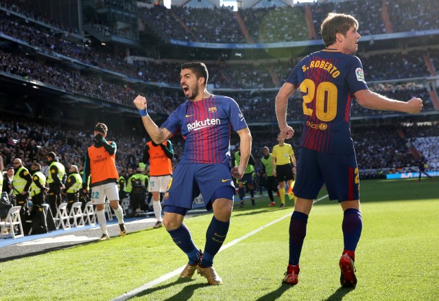 Soccer Football - La Liga Santander - Real Madrid vs FC Barcelona - Santiago Bernabeu, Madrid, Spain - December 23, 2017 Barcelona’s Luis Suarez celebrates scoring their first goal with Sergi Roberto REUTERS/Sergio Perez TPX IMAGES OF THE DAY