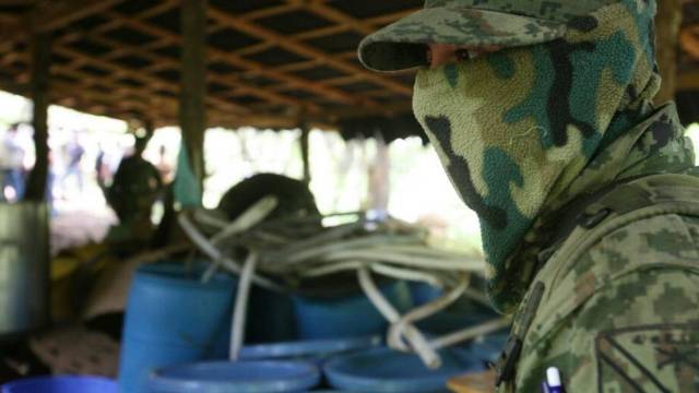 Un soldado organiza la destrucción controlada de un laboratorio ilegal de metanfetamina en cristal cerca de Uruapan, en el estado mexicano de Michoacán (Foto: Carlos Jasso AP) 