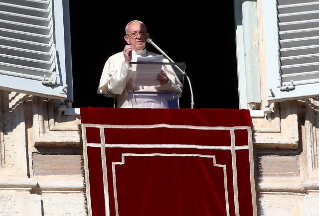 Pope Francis waves during his Angelus prayer in Saint Peter's Square at the Vatican, December 24, 2017. REUTERS/Alessandro Bianchi