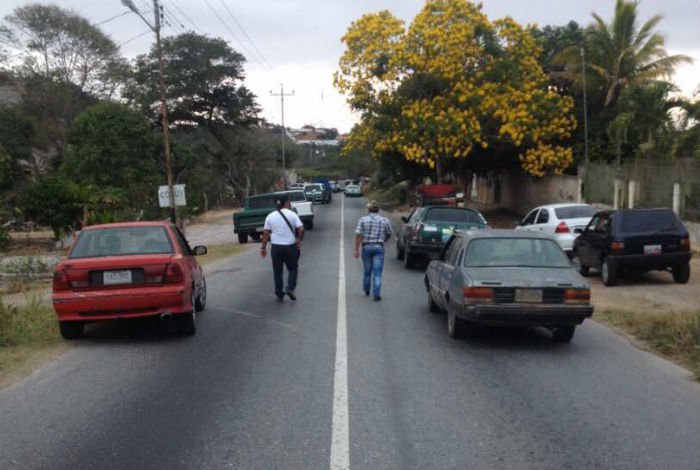 Por falta de gas manifestantes cierran vía a Río Claro en Lara