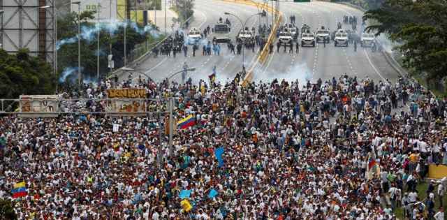 Un escena callejera en Caracas repetida en los días de marzo a julio de 2017. Christian Veron / Reuters