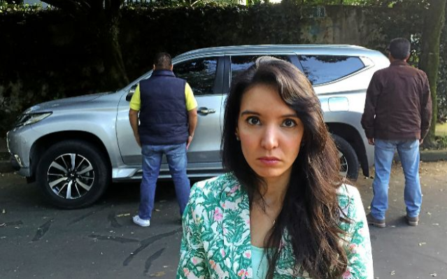 Diana López Zuleta, vigilada por dos guardaespaldas. «No dejo de recibir adverten-cias, que tenga cuidado, que me vaya». CRÓNICA