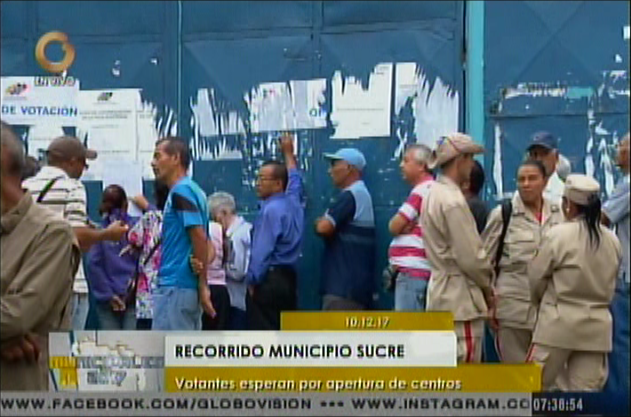 Electores esperan apertura de mesas en Colegio Rafael Napoleón, municipio Sucre 7:30 am