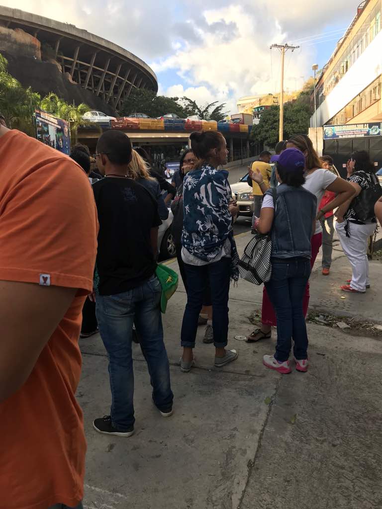 Cae la noche  y familiares de presos políticos siguen en El Helicoide  a la espera de liberaciones  (Fotos+Video)