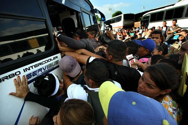 El contingente de gente en colas descritas por alguien como “anchilargas” o tipo “ciempiés”, ocasionan un caos que ningún funcionario puede controlar. (Fotos/ Omar Hernández)