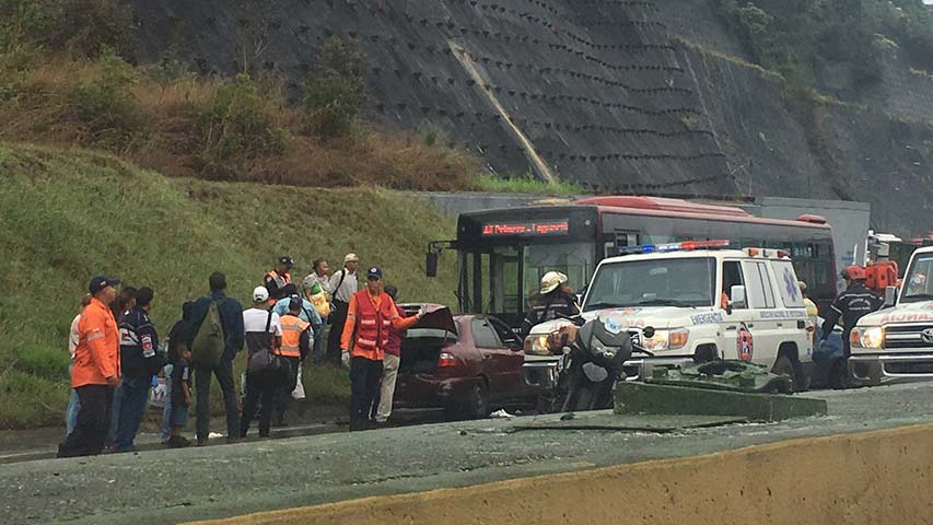 Seis heridos dejó triple choque en la autopista Caracas-Guarenas este #30Dic