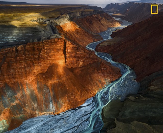 Dushanzi grand canyon Segundo premio en la categoría: Paisajes La luz del sol se refleja sobre los distintos estratos minerales de diferentes colores en el Gran Cañón de Dushanzi, en China. Foto: Yuhan Liao / National Geographic Nature Photographer of the Year 2017