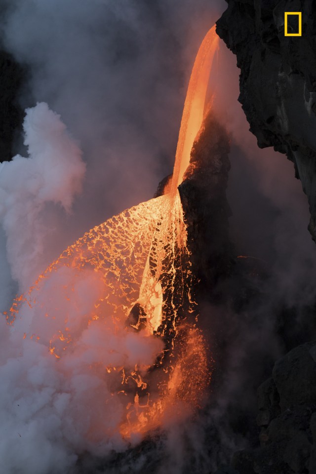 Firefall Fotografía ganadora en la categoría: Paisajes Poco antes del anochecer en Kalapana, Hawái, un fragmento de lava solidificada se desprendió de la pared, dejando que la roca fundida se abanicara en un rocío ardiente durante poco menos de media hora antes de regresar a un flujo constante. Foto: Karim Iliya / National Geographic Nature Photographer of the Year 2017