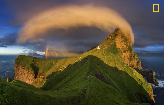 Kalsoy Premio del público en la categoría: Paisajes El ocaso del sol ilumina un faro y origina un arcoiris en las Islas Feroe. Foto: Wojciech Kruczy?ski