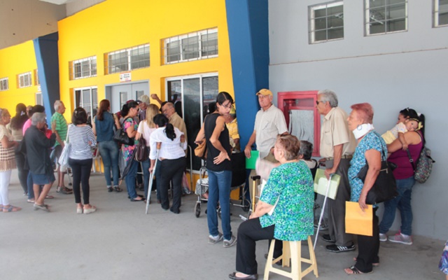 Maracaibo Venezuela 02/12/2017 El vice ministro de la salud Maiqui Flores acompañado de la gobernadora encargada Magdelis Valbuena realizaron en el estado Zulia la entrega de medicamentos del 0800 SALUDYA // FOTO La Verdad