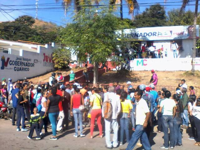 Foto: Protesta en Guárico para exigir los "tickets" ofrecidos por ir a votar en la elecciones de alcaldías / @radiofeyalegria