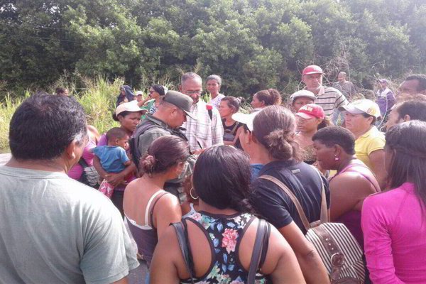 Reportan protesta en la vía a Tucacas por falta de comida #22Dic