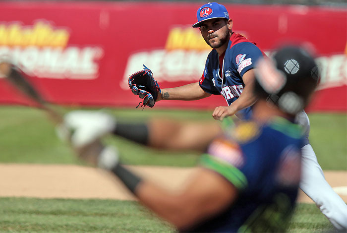 Tiburones de La Guaira se sacudió la mala racha y sometió a Leones del Caracas