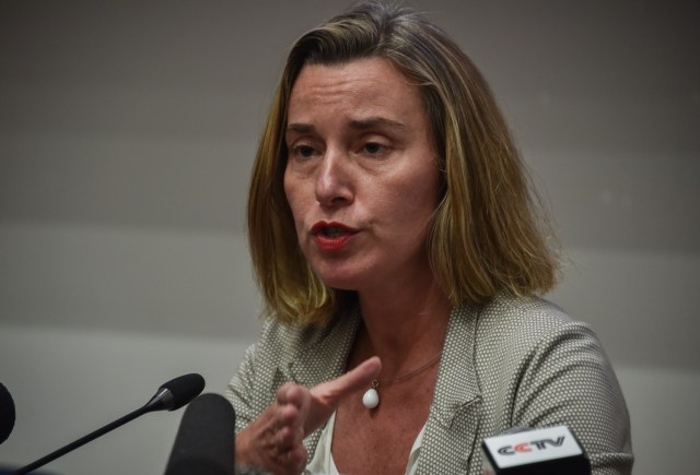 La Jefa de Política Exterior de la Unión Europea, Federica Mogherini (C), da una conferencia de prensa en La Habana, el 4 de enero de 2018. / AFP PHOTO / Adalberto ROQUE 