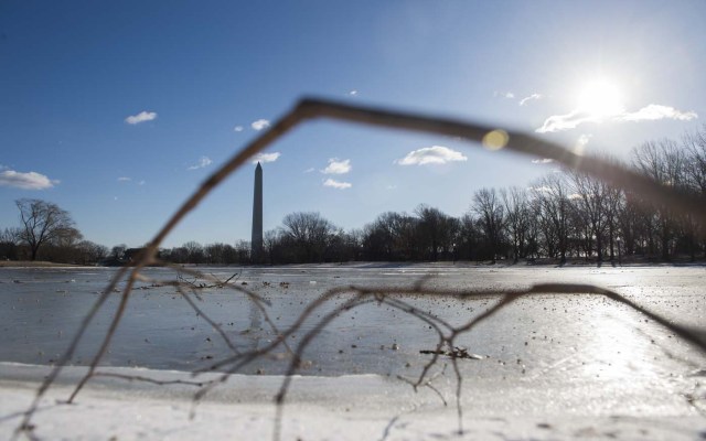 The Washington Monument is seen across the frozen Constitution Garden pond in Washington, DC on January 5, 2018. The National Weather Service said that very cold temperatures and wind chills will follow for much of the eastern third of the US through the weekend. A cold wave gripping a large section of the United States had already been blamed for a dozen deaths. / AFP PHOTO / Andrew CABALLERO-REYNOLDS