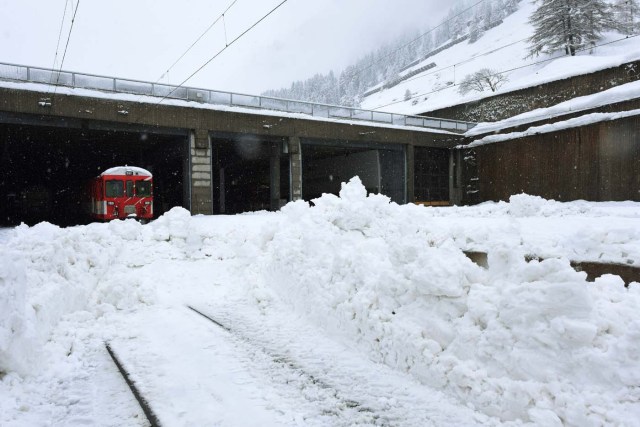 Trains remain blocked by snow on the railway tracks at the Zermatt train station after heavy snowfall and avalanches trapped more than 13,000 tourists at Zermatt, which is one of Switzerland's most popular ski stations on January 09, 2018. The snow has blocked all roads and the train leading to the resort in the southern Swiss canton of Valais, which was also hit by some power outages. / AFP PHOTO / Mark Ralston