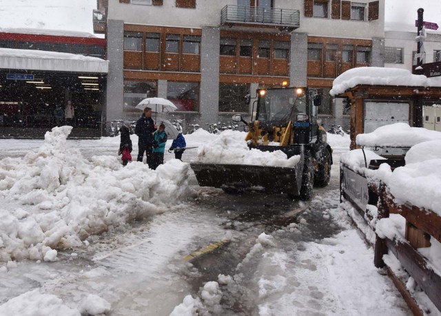 Workers remove snow beside the Zermatt train station after heavy snowfall and avalanches trapped more than 13,000 tourists at Zermatt, which is one of Switzerland's most popular ski stations on January 09, 2018. The snow has blocked all roads and the train leading to the resort in the southern Swiss canton of Valais, which was also hit by some power outages. / AFP PHOTO / Mark Ralston