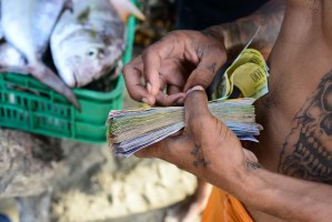 La escasez de efectivo ahoga la vida diaria del venezolano