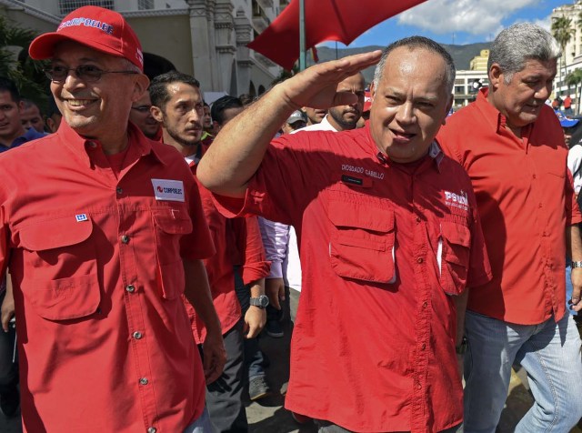 Member of the Constituent Assembly Diosdado Cabello (C) walks during a public act in Caracas January 23 , 2018. Venezuela's Maduro says he is ready to run for a second term. / AFP PHOTO / Juan BARRETO