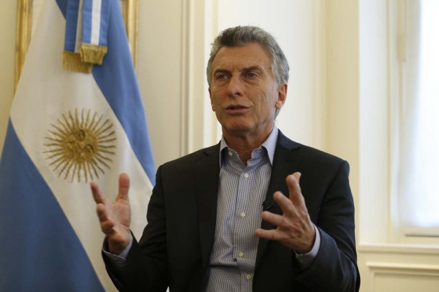 Argentina's president Mauricio Macri speaks during an interview on January 27, 2018 at the Hotel La Tremoille in Paris.  / AFP PHOTO / GEOFFROY VAN DER HASSELT