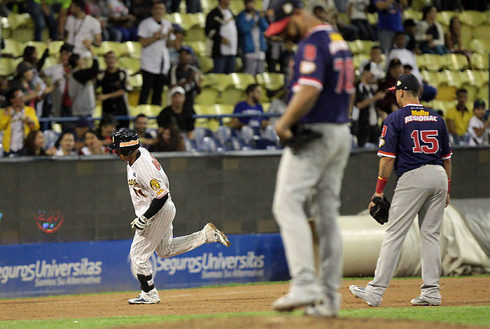 Leones arranca postemporada con triunfo; Magallanes cae