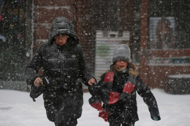 People struggle against wind and snow during a snowstorm in the Brooklyn borough of New York City, U.S., January 4, 2018. REUTERS/Brendan McDermid