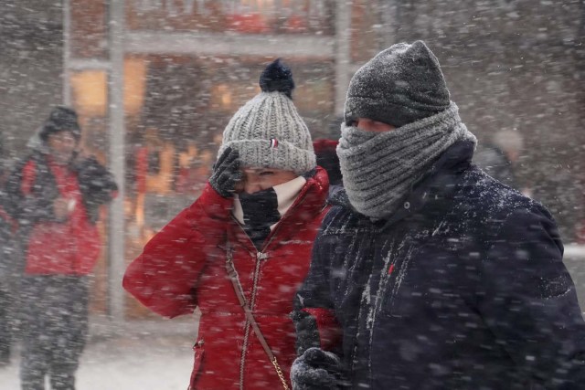 Pedestrians make their way though Times Square during Storm Grayson in New York City, New York, U.S., January 4, 2018. REUTERS/Carlo Allegri