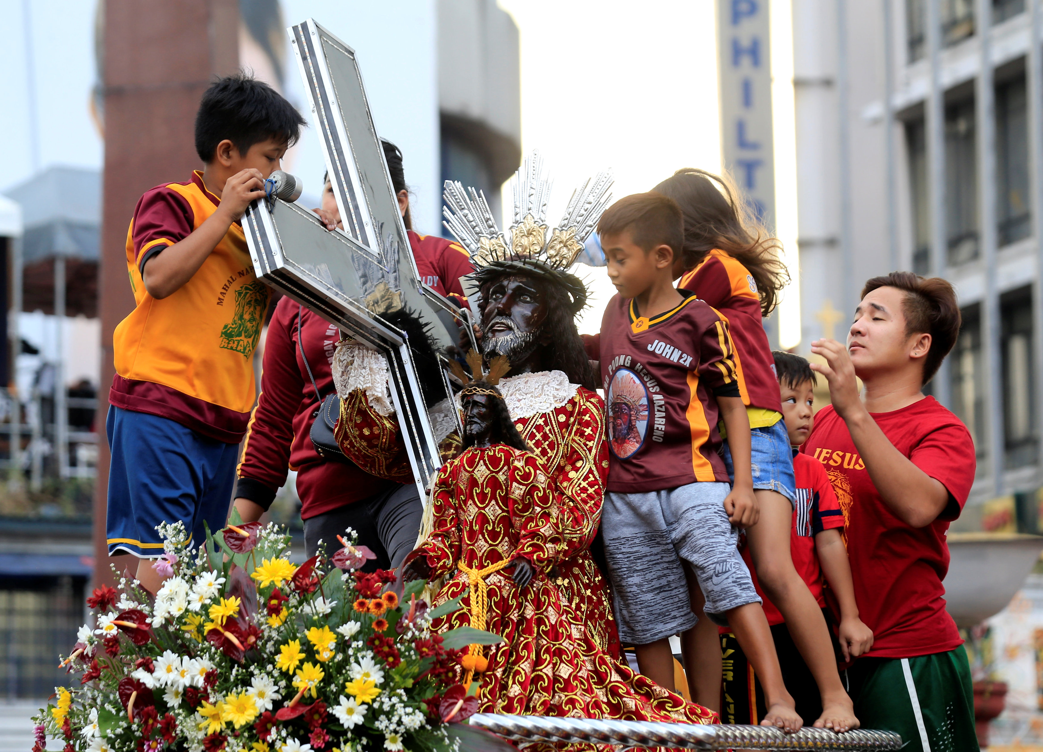 Millones de filipinos asisten a la procesión anual del Nazareno Negro (Fotos)