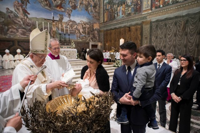 Pope Francis baptises an infant during a solemn mass in the Sistine Chapel at the Vatican January 7, 2018. Osservatore Romano/Handout via REUTERS ATTENTION EDITORS - THIS IMAGE WAS PROVIDED BY A THIRD PARTY.