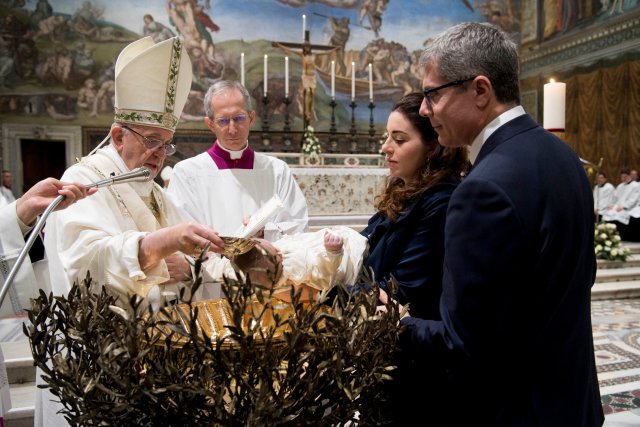 Pope Francis baptises an infant during a solemn mass in the Sistine Chapel at the Vatican January 7, 2018. Osservatore Romano/Handout via REUTERS ATTENTION EDITORS - THIS IMAGE WAS PROVIDED BY A THIRD PARTY.