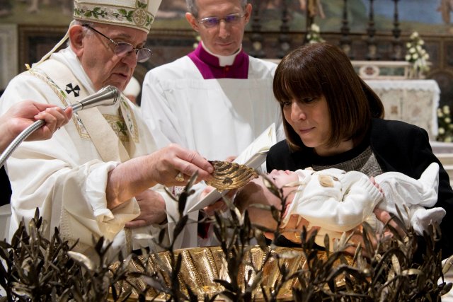 Pope Francis baptises an infant during a solemn mass in the Sistine Chapel at the Vatican January 7, 2018. Osservatore Romano/Handout via REUTERS ATTENTION EDITORS - THIS IMAGE WAS PROVIDED BY A THIRD PARTY.