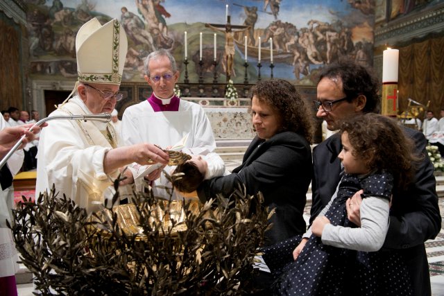 Pope Francis baptises an infant during a solemn mass in the Sistine Chapel at the Vatican January 7, 2018. Osservatore Romano/Handout via REUTERS ATTENTION EDITORS - THIS IMAGE WAS PROVIDED BY A THIRD PARTY.