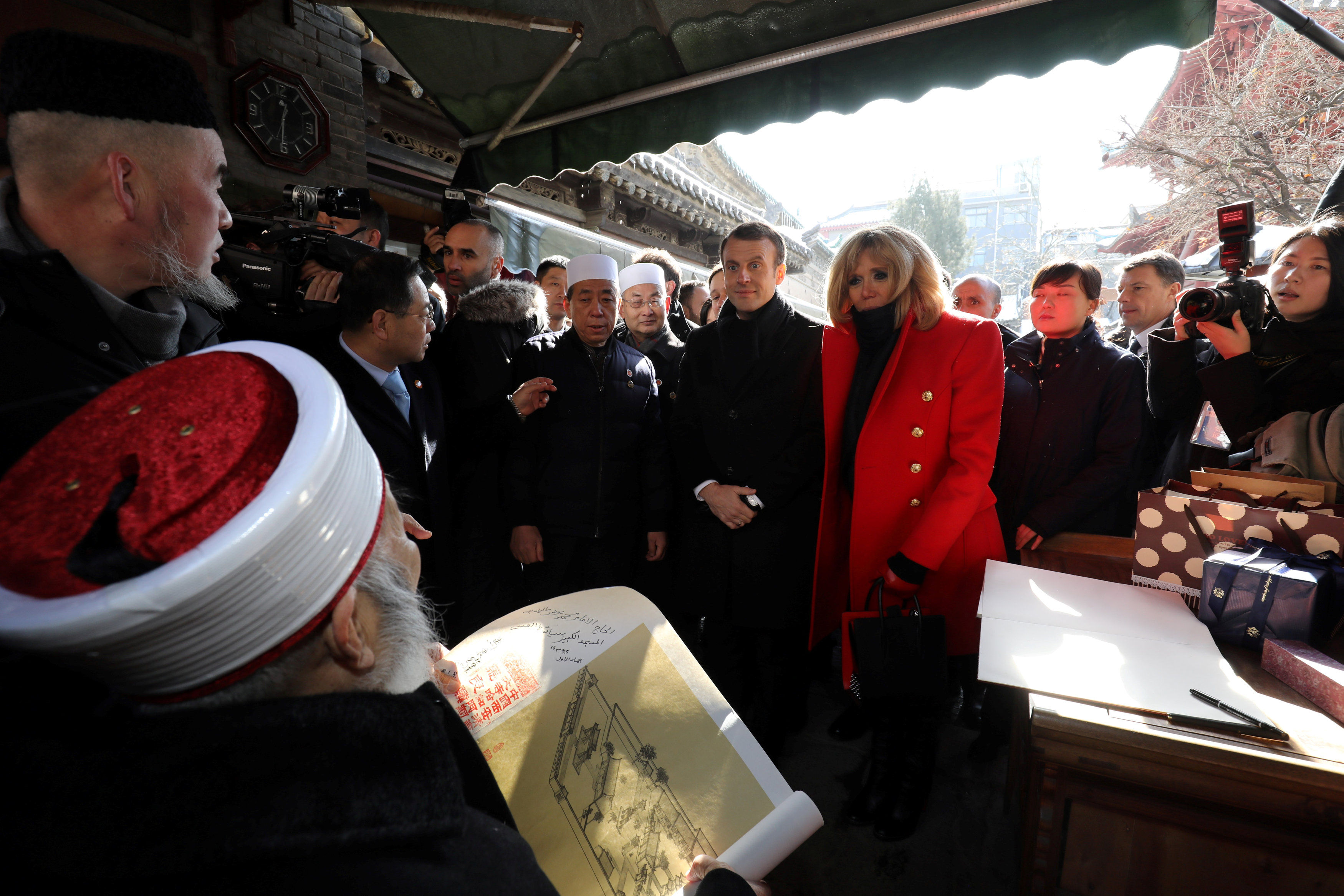 Macron inicia visita oficial a China y llama a reactivar batalla por el clima