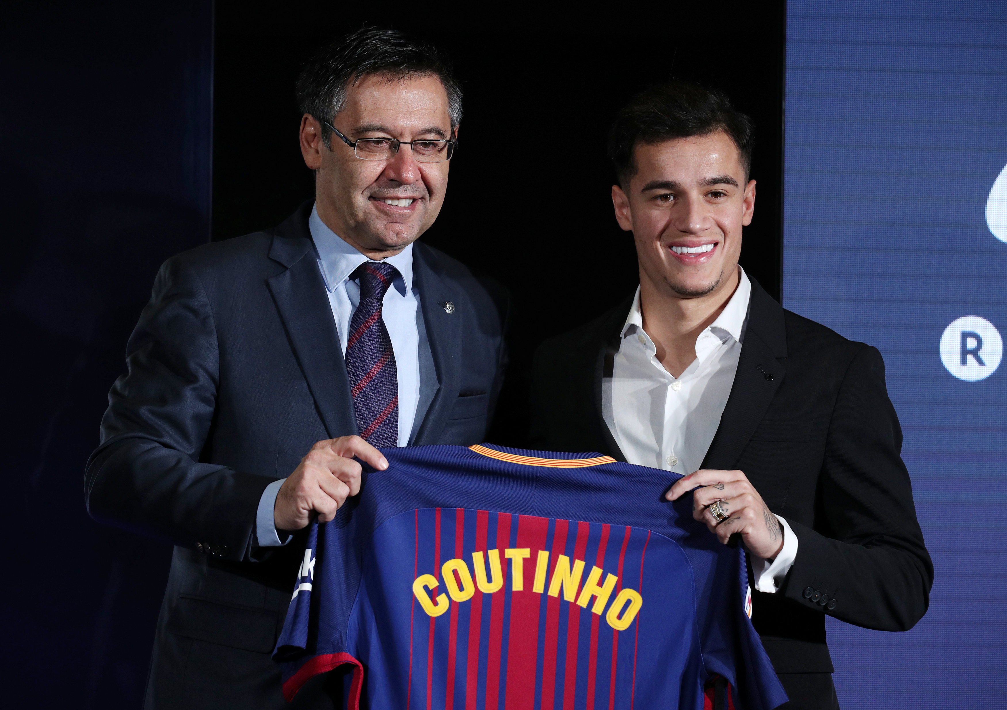 El brasileño Coutinho firma su contrato oficial con el FC Barcelona