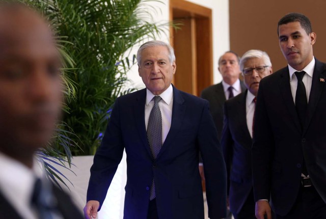 Chile's Foreign Minister Heraldo Munoz (C) walks during a round of talks with delegates of President Nicolas Maduro's government and Venezuela's opposition coalition, in Santo Domingo, Dominican Republic January 12, 2018. REUTERS/Roberto Guzman