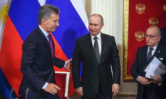 Russian President Vladimir Putin (C) and his Argentinian counterpart Mauricio Macri (L) attend a signing ceremony following their talks at the Kremlin in Moscow, Russia January 23, 2018. REUTERS/Alexander Nemenov/Pool