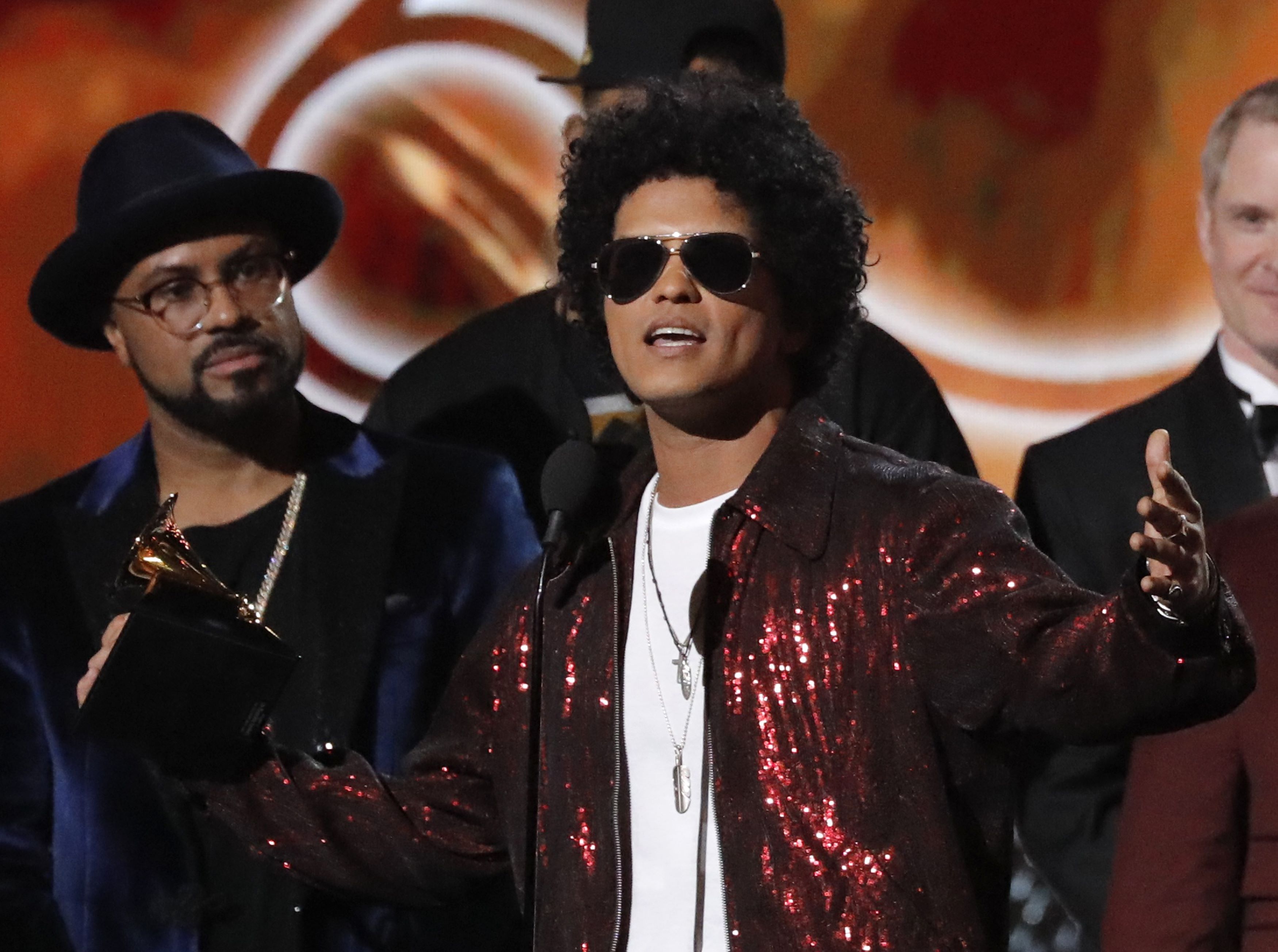 Bruno Mars arrasa en los Grammy al llevarse los tres premios más importantes de la noche