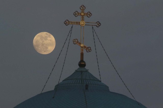A supermoon rises behind the cross of the Saint Nicholas cathedral in the Black Sea port of Yevpatoriya, Crimea January 30, 2018. REUTERS/Pavel Rebrov