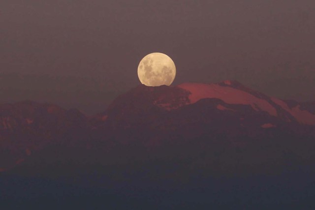 A full moon 'super moon' rises over Los Andes mountain range in Santiago, Chile, January 30, 2018. REUTERS/Pablo Sanhueza NO RESALES. NO ARCHIVES.
