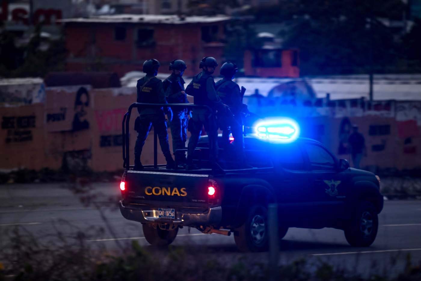 Celulares señuelo y vehículos blindados: Cómo los venezolanos lidian con la inseguridad