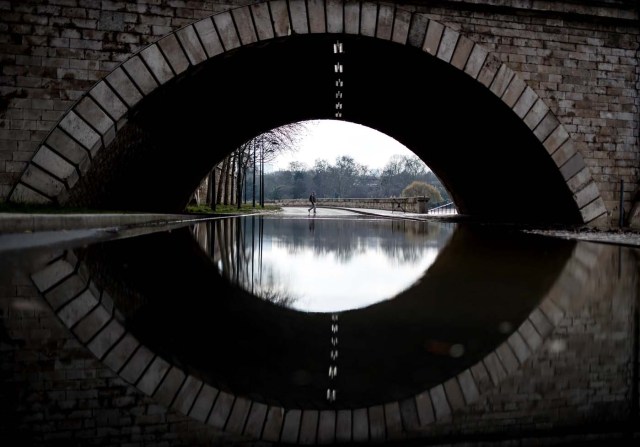 ISL78. PARIS (FRANCIA), 08/01/2018.- Vista de un puente a orillas del río Sena, en París, Francia, 8 de junio de 2018. Las fuertes lluvias han provocado inundaciones menores en algunas zonas de la capital francesa, así como la crecida del río Sena. EFE/ Ian Langsdon