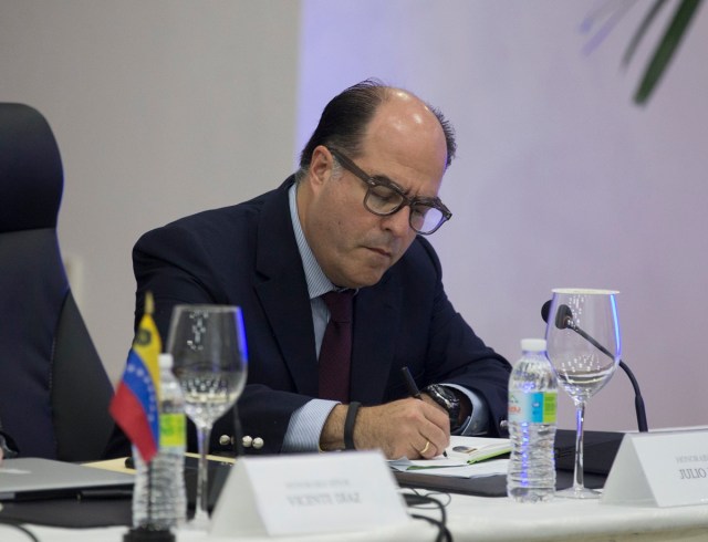 STO05. SANTO DOMINGO (REPÚBLICA DOMINICANA), 12/01/2018.- El diputado venezolano opositor Julio Borges participa en una reunión con representantes del Gobierno venezolano hoy, viernes 12 de enero de 2018, en la sede del ministerio dominicano de Exteriores, en Santo Domingo (República Dominicana). El Gobierno y la oposición venezolana reanudaron ayer el diálogo para buscar soluciones a la crisis que vive ese país, tras los avances alcanzados en las conversaciones de diciembre pasado. EFE/Orlando Barría