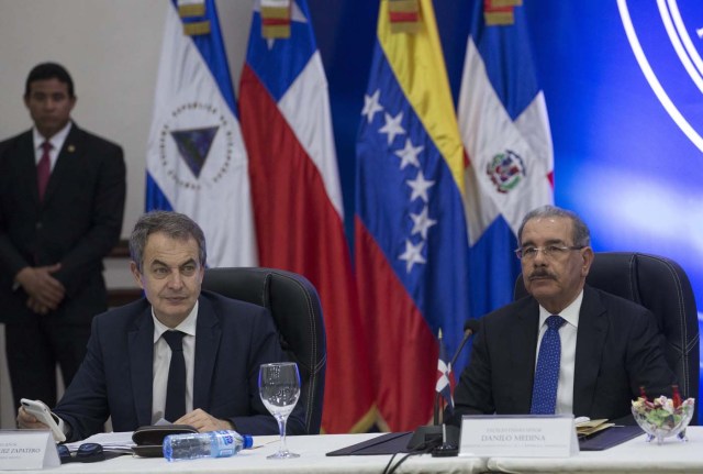 STO05. SANTO DOMINGO (REPÚBLICA DOMINICANA), 13/01/2018.- El presidente dominicano, Danilo Medina (d), y el expresidente del Gobierno español José Luis Rodríguez Zapatero (i) participan en la reunión entre representantes del gobierno y la oposición de Venezuela hoy, sábado 13 de enero de 2018, en la sede del ministerio dominicano de Exteriores, en Santo Domingo (República Dominicana). El Gobierno y la oposición venezolana prosiguen este sábado las conversaciones que iniciaron este jueves en Santo Domingo en busca de un acuerdo para intentar solucionar la crisis que vive ese país. EFE/Orlando Barría